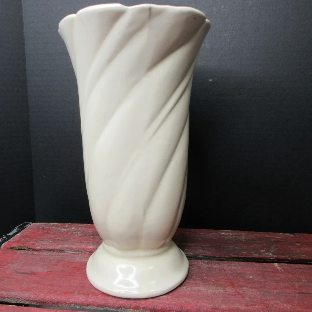 Vintage MCM Cream Ceramic Swirl Ribbed Scalloped Vase Pedestal Base Made in USA